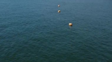 Yaz gününde Thames Estuary 'nin 4K dikey drone çekimi