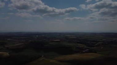 Nothe Kalesi 'nin çevresindeki 4K drone görüntüsü tepeleri ve yeşili gösteriyor.