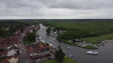 4K drone görüntüleri Horning 'in kanalı ve çevresindeki karayı gösterdiğini gösteriyor.