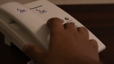 Toprak telefonu için gelen çağrıya cevap vermek için alıcıyı dışarı çıkarıyorum.