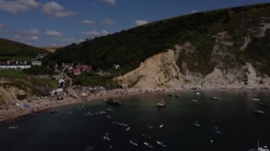 Lulworth Koyu ve Denizi 'nin 4k drone görüntüleri. Uçurumların kuş bakışı görüntüsü.