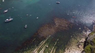 Lulworth Koyu ve Denizi 'nin 4k drone görüntüleri. Uçurumların kuş bakışı görüntüsü.
