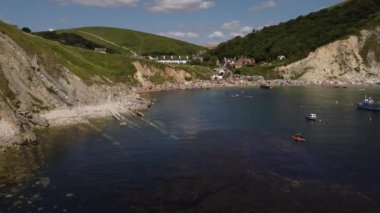 Lulworth Koyu ve Denizi 'nin 4k drone görüntüleri. Uçurumların kuş bakışı görüntüsü.