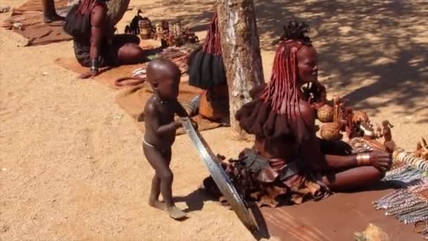 Namibya Angola Dan Ayıran Vahşi Nehirde Himba Kabilesinin Üyeleri Yüzyıllardır — Stok video