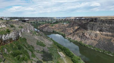 Twin Falls, Idaho 'daki Yılan Nehri üzerindeki Perrine Köprüsü' nün hava görüntüsü.