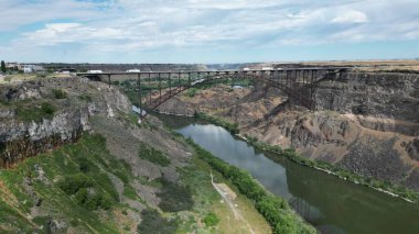 Twin Falls, Idaho 'daki Yılan Nehri üzerindeki Perrine Köprüsü' nün hava görüntüsü.