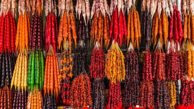 Kilisenin manzarası. Kalın bir üzüm suyu katmanıyla kaplanmış fındık zinciri.