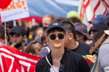 Münih 'teki G7 zirvesinde protestocular. Daha fazla küresel adalet talep ediyor. Sol kanadın siyasi güdümlü hareketi