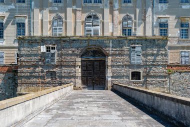 Holiç, Slovakya - 18 Haziran 2022 Slovakya 'nın Holic kasabasındaki eski kale. giriş