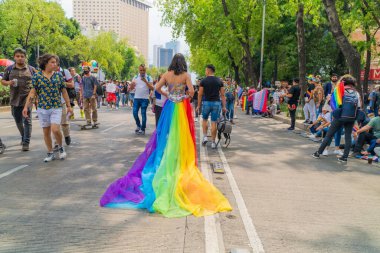 Mexico City, Meksika 25 Haziran 2022 'de Mexico City' deki Onur Yürüyüşü 'nde Gökkuşağı Elbisesi giyen kişi. Renkli elbiseli LGBTQ Yürüyüşü.