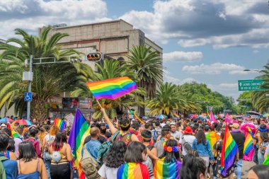 Mexico City, Meksika 25 Haziran 2022 Gurur Geçidi 'nde Gökkuşağı LGBT Bayrağı tutan insanlar. LGBTQ Renkli LGBT bayraklarıyla Mart.