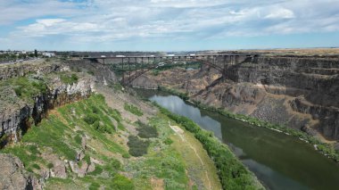 Twin Falls, Idaho, ABD 'deki Snake River Kanyonu üzerindeki Perrine Memorial Köprüsü' nün hava görüntüsü.