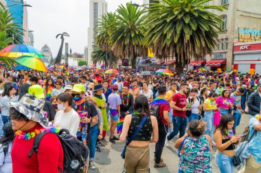 Mexico City, Meksika 25 Haziran 2022 La Reforma 'daki Onur Yürüyüşü' nde binlerce insan. LGBTQ Yürüyüşü Renkli LGBT bayrakları ve şemsiyeleriyle.