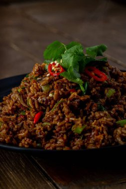 Kahverengi soslu sebzeli taze pirinç.