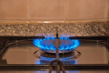 Gaz ocağı, mavi gaz alevi. Gaz alevi, mutfak, yemek.
