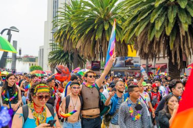 Mexico City, Meksika 25 Haziran 2022 La Reforma 'daki Onur Yürüyüşü' nde binlerce insan. LGBTQ Yürüyüşü Renkli LGBT bayrakları ve şemsiyeleriyle.