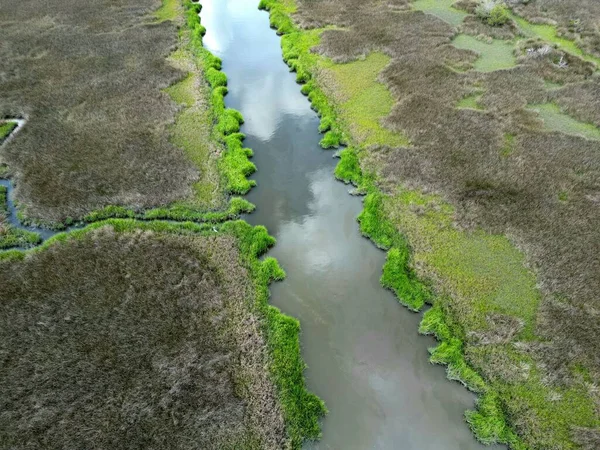 Uma Vista Aérea Belo Rio Marsh Que Atravessa Campo Costa — Fotografia de Stock