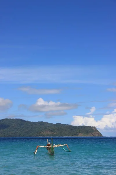 Вертикальный Кадр Лодки Открытом Море — стоковое фото