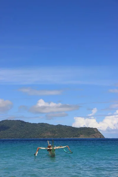 Sebuah Gambar Vertikal Dari Perahu Laut Terbuka — Stok Foto