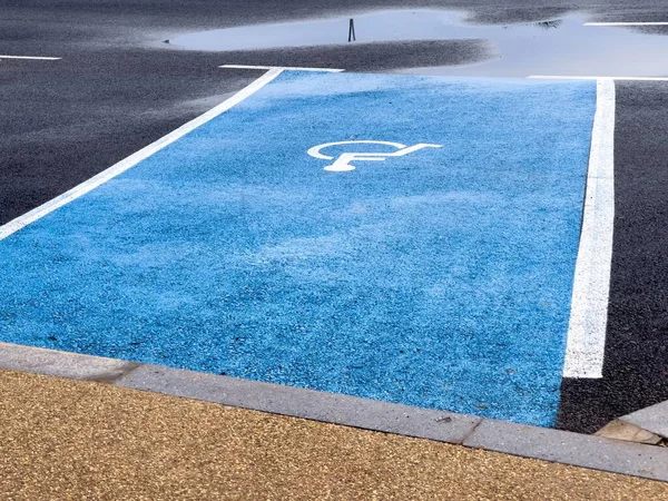Miejsce Parkingowe Dla Niepełnosprawnych Pustym Parkingu Świeżym Powietrzu — Zdjęcie stockowe