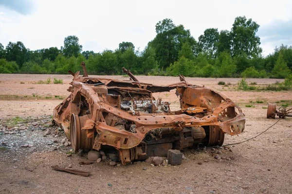 Abandonado Enferrujado Velho Carro Deixado Para Apodrecer Campo — Fotografia de Stock