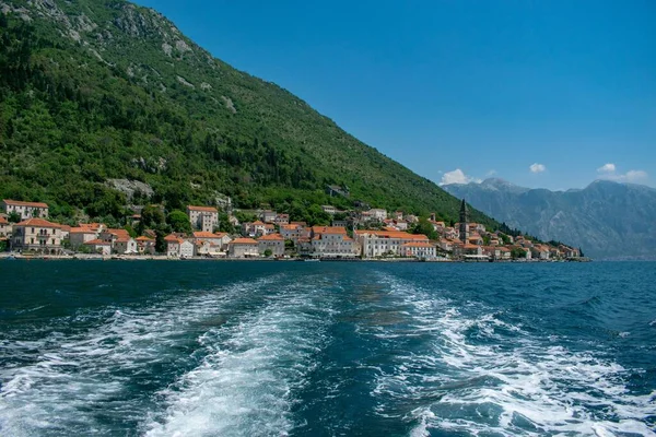 Trilha Barco Água Contra Pequena Cidade Uma Encosta Perast Montenegro — Fotografia de Stock