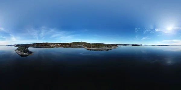 Панорамний Знімок Спокійного Блакитного Озера Узбережжя — стокове фото