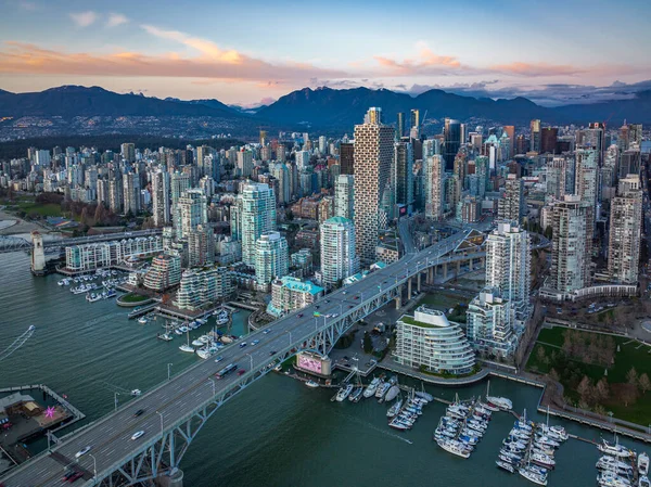 Eine Luftaufnahme Der Innenstadt Von Vancouver Bei Sonnenuntergang — Stockfoto