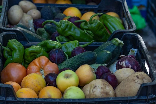 Organik Yetişmiş Meyve Sebzelerle Dolu Kutular — Stok fotoğraf