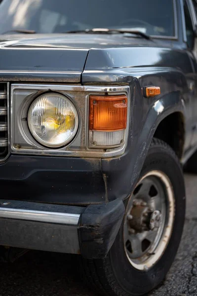 Suv Estacionado Calle Parece Abandonado — Foto de Stock