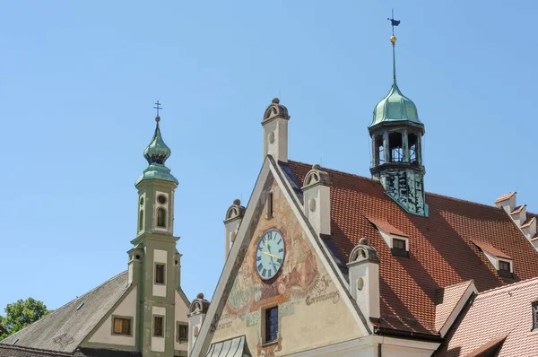 Freising Almanya Daki Çekici Tarihi Bina Mavi Gökyüzünde Saat Kule — Stok fotoğraf