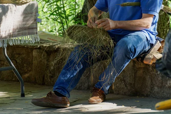 Man Weaving Handcrafted Minbread Baskets Traditional Way — Stock Photo, Image