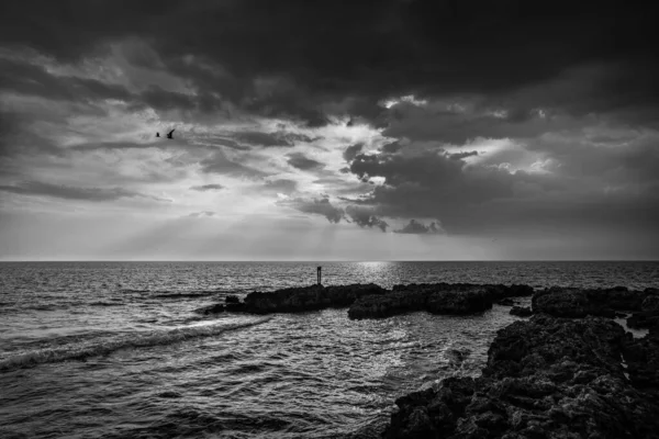 Szary Strzał Zachmurzonego Błękitnego Nieba Nad Morzem Przechwyconym Brzegu — Zdjęcie stockowe