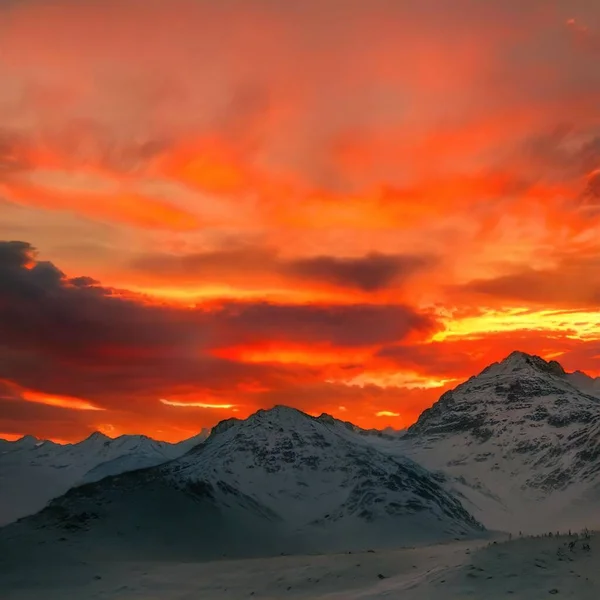 Uma Vista Dramática Pôr Sol Sobre Montanhas Cobertas Neve — Fotografia de Stock