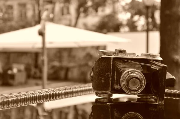 Tiro Foco Seletivo Antiga Câmera Acordeão Vintage Mesa Fundo Desfocado — Fotografia de Stock