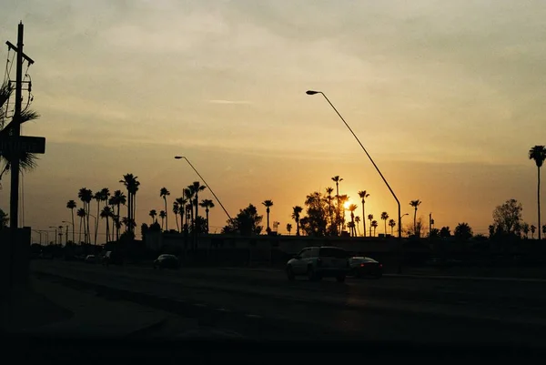 Uma Vista Panorâmica Uma Estrada Com Carros Durante Pôr Sol — Fotografia de Stock