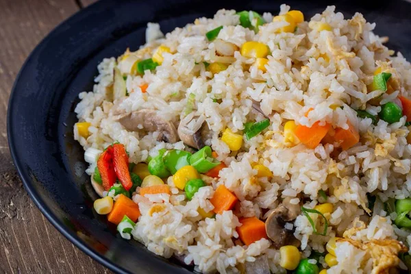 Een Portie Verse Rijst Met Groenten — Stockfoto
