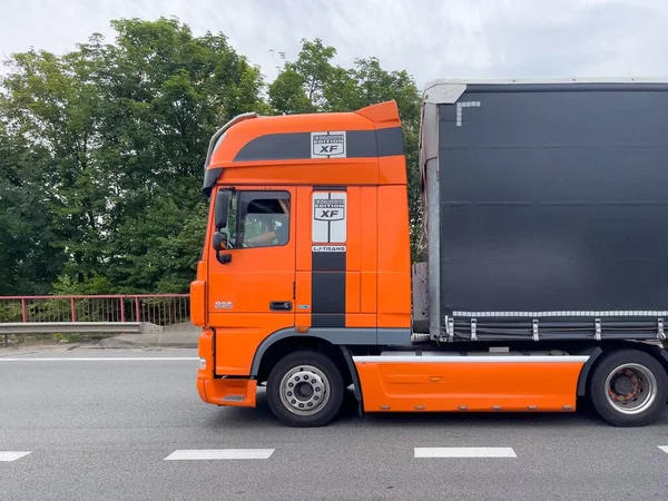 Grande Caminhão Dirigindo Estrada Bélgica — Fotografia de Stock