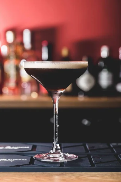 Kopp Espresso Martini Cocktail Ett Barbord — Stockfoto