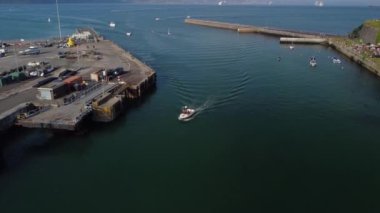 Weymouth Limanı 'ndaki teknenin 4k drone görüntüleri.