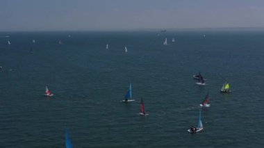 Thames Halkıyla Thorpe Körfezi sahilinin 4K insansız hava aracı görüntüleri