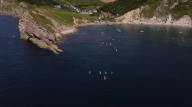 Lulworth Koyu ve Denizi 'nin 4k drone görüntüleri. Uçurumların kuş bakışı görüntüsü.