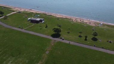 4K 180 derecelik Shoeburyness plajı ve çevresinin insansız hava aracı görüntüsü