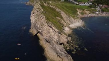 Lulworth Koyu ve Denizi 'nin 4k drone görüntüleri. Uçurumların kuş bakışı görüntüsü.