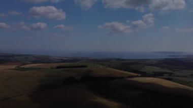 Dorset, Nothe Kalesi 'nin 4K insansız hava aracı görüntüleri geniş tarlaları ve çevreyi gösteriyor.