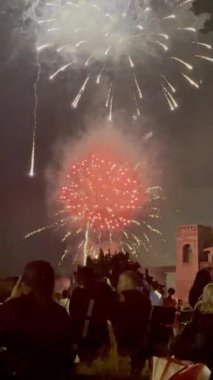 4 Temmuz havai fişek gösterisini izleyen insanların ters çevrilmiş görüntüsü.