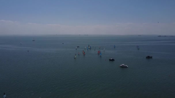 Lennokki Kuvaa Thamesin Suistoaluetta Thorpe Bayssa — kuvapankkivideo