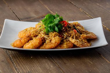 Sebze ve sebzelerle servis edilen yakın plan karides.