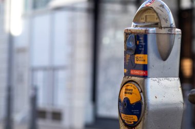 Metinleri dışarıda olan eski bir parkmetre.