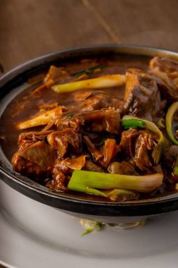 Tavada yeşil soğanlı Moğol bifteğinin dikey yakın çekimi.